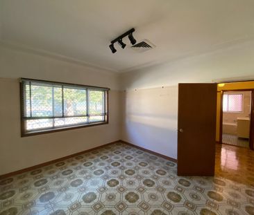 Spacious Brick Home in Cabramatta - Photo 3