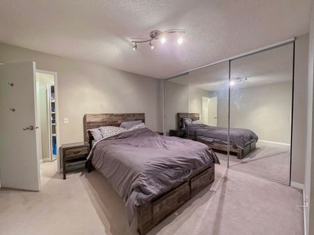 Central Calgary 1 Bedroom Rental In Sunalta - Photo 2