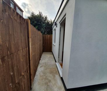 Studio Flat, Watford Way, NW4 - Photo 1