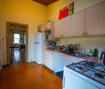 Charming Two Bedroom Terrace House! - Photo 5