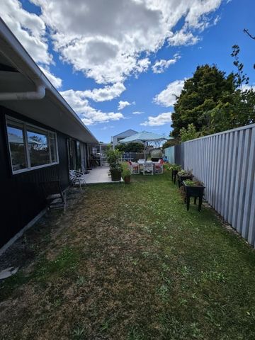 Very comfortable 3 bedroom home- center on Otaki, plus small room and extra toilet - Photo 3