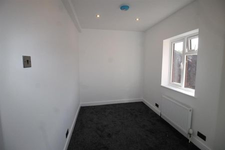 3 bedroom flat to rent - Photo 5