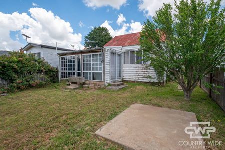 COMFORTABLE FAMILY HOME - Photo 5