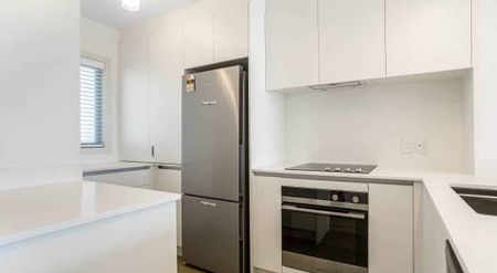 Modern 2 Bedroom Apartment - Photo 3