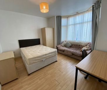 House share to rent on - Photo 4