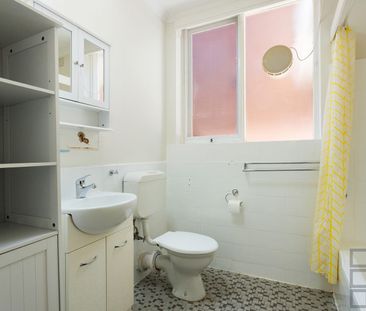 Light-Filled One-Bedroom Unit in Convenient Caulfield North | FLARE REAL ESTATE - Photo 4