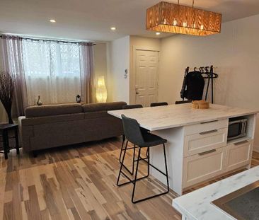 DISPONIBLE - Magnifique 3 1/2 rénové + cour + meubles @ louer - Photo 2