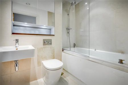 2 bedroom flat in London - Photo 5