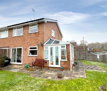 3 bedroom House in The Spinney, Yateley - Photo 3