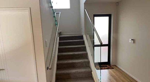 Spacious 3-Bedroom Townhouse in Popular Flat Bush bonus Water and Internet Inclusive! - Photo 1