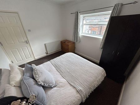 1 bedroom in a house share to rent - Photo 4