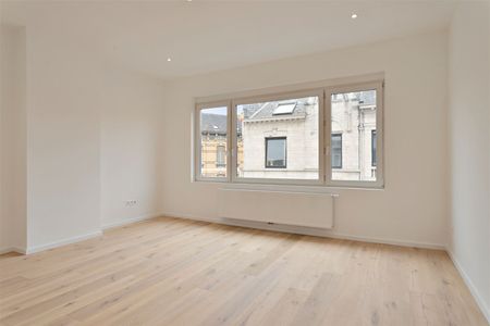 RUIM - KARAKTERVOL TRIPLEX appartement met 4 SLPK | vlakbij Berchem station. - Foto 2