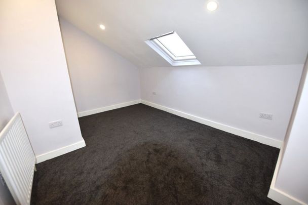 4 bedroom House in Highthorne View, Leeds - Photo 1