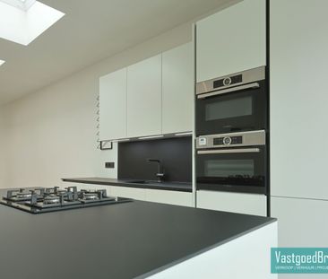 Volledig gerenoveerde rijwoning met terras en tuin - Photo 4