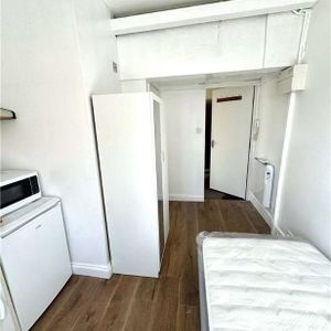 Flat E Upper Clapton Road, London, E5 - Photo 2