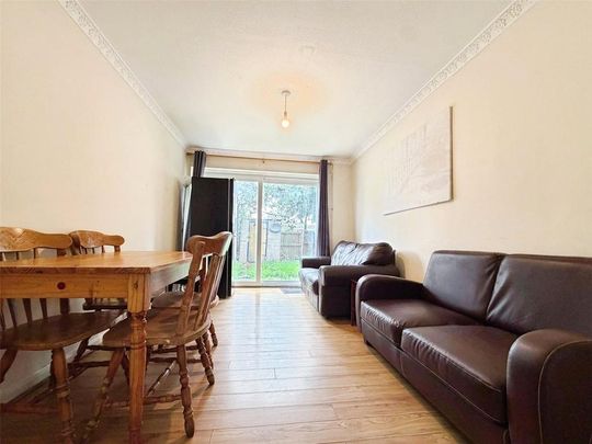 4 bedroom end of terrace house to rent - Photo 1