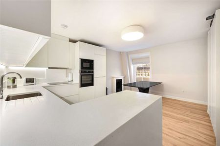 This spacious flat is situated on the 4th floor of a period building, with ample storage throughout located close to all the local amenities. - Photo 3