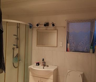 3 Bed Home with Extra Room Space – Secure Backyard - Photo 4