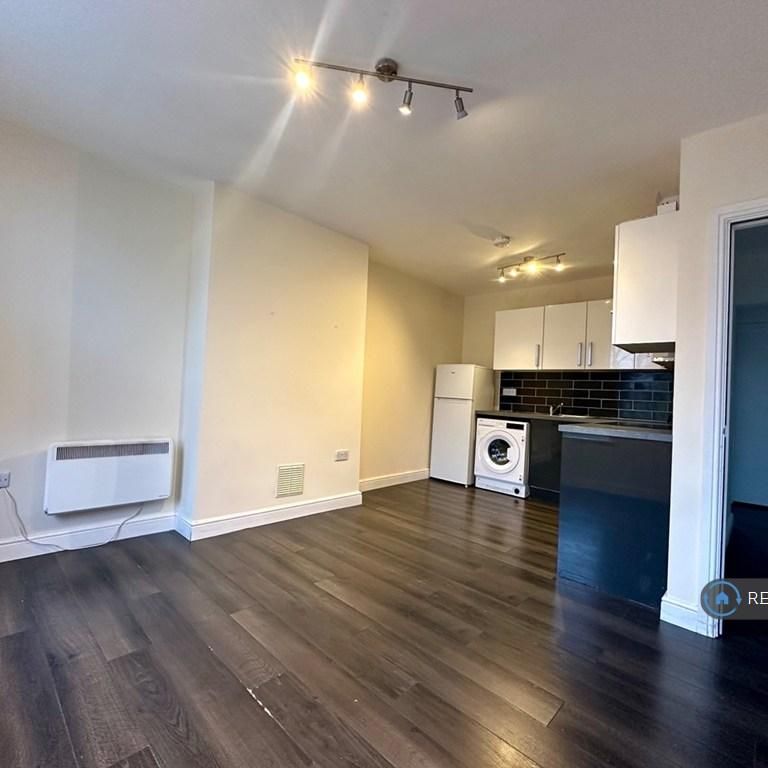 4 bedroom flat to rent - Photo 1