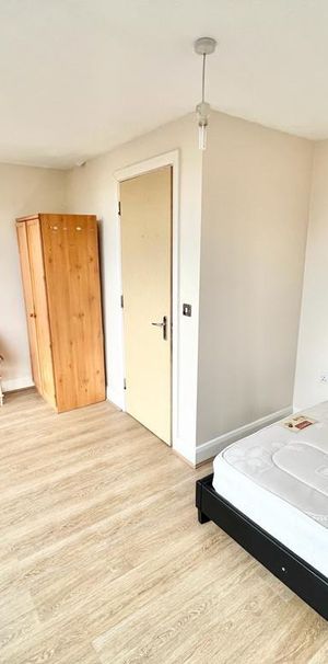 1 bedroom in a flat share to rent - Photo 1