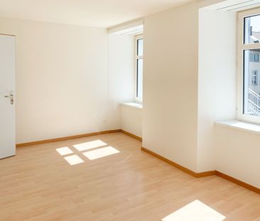 Spacious 4.5-room apartment in the heart of Netstal - Photo 2