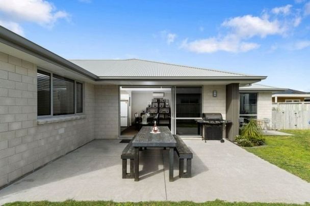 Lovely Four Bedroom Family Home - Papamoa - Photo 1