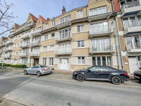 Prachtig gerenoveerd duplexappartement met groot zonneterras en open zicht, gelegen vlakbij de Zoutelaan en de Dumortierlaan. Garage mogelijk. - Photo 2