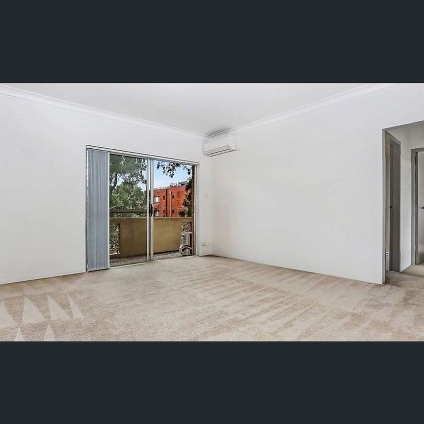 Renovated 2 Bedroom Apartment with Lock-Up Garage - Photo 1