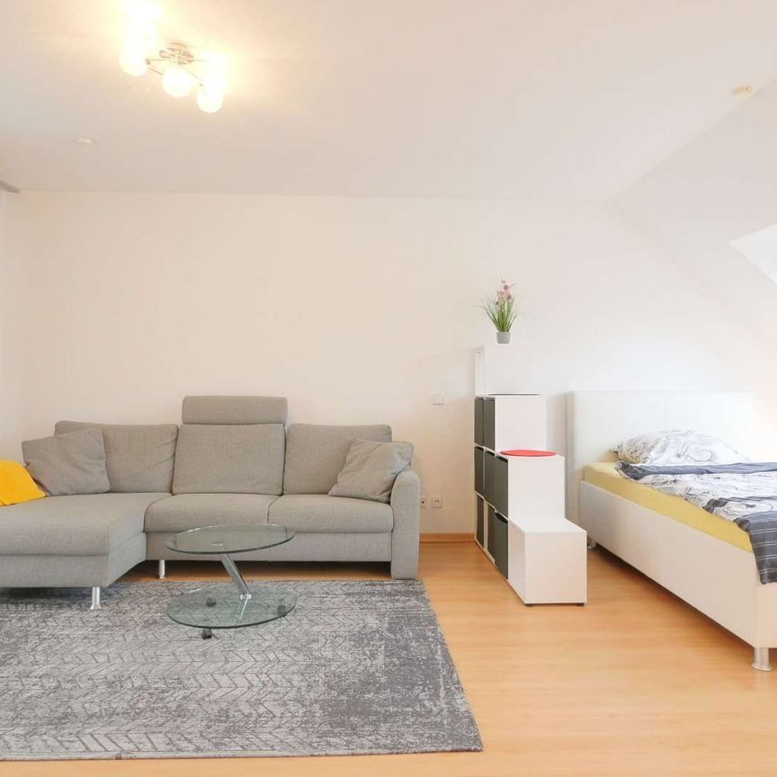 Große 1-Zimmer-Wohnung mit Balkon, Internet und Reinigung - Photo 1