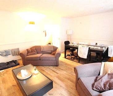 Large Double Room in Three Bedroom Flat- E14 - Photo 3