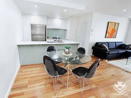 Furnished,2 bed, 2.5 bath - Photo 2