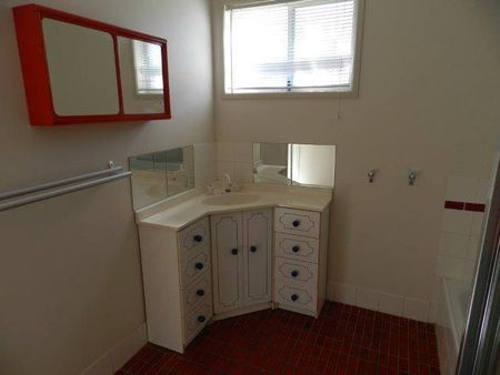 3 BED UNFURNISHED HOUSE (PETS ON APPLICATION) - Photo 5