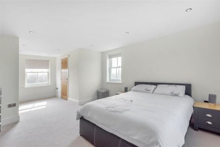 4 bedroom detached house to rent - Photo 4