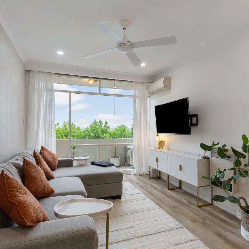 Stylishly Renovated Apartment in Prestigious Prahran Location - FULLY FURNISHED - Photo 1