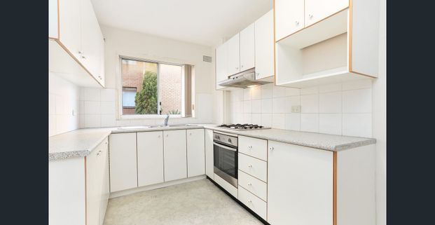 Bright Two-Bedroom Apartment – Walking Distance to Maroubra Beach - Photo 1