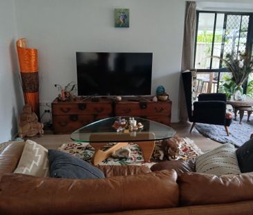 Helensvale - Photo 2