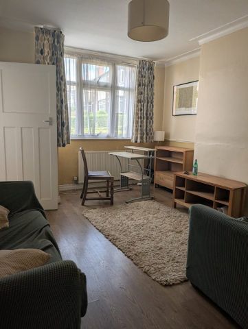 3 Bed Semi-Detached House, Kelso Gardens, LS2 - Photo 2