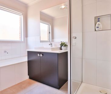 BEAUTIFULLY PRESENTED, MODERN HOME - Photo 5