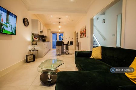 3 bedroom semi-detached house to rent - Photo 4