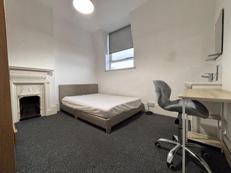 1 bedroom in a flat share to rent - Photo 2
