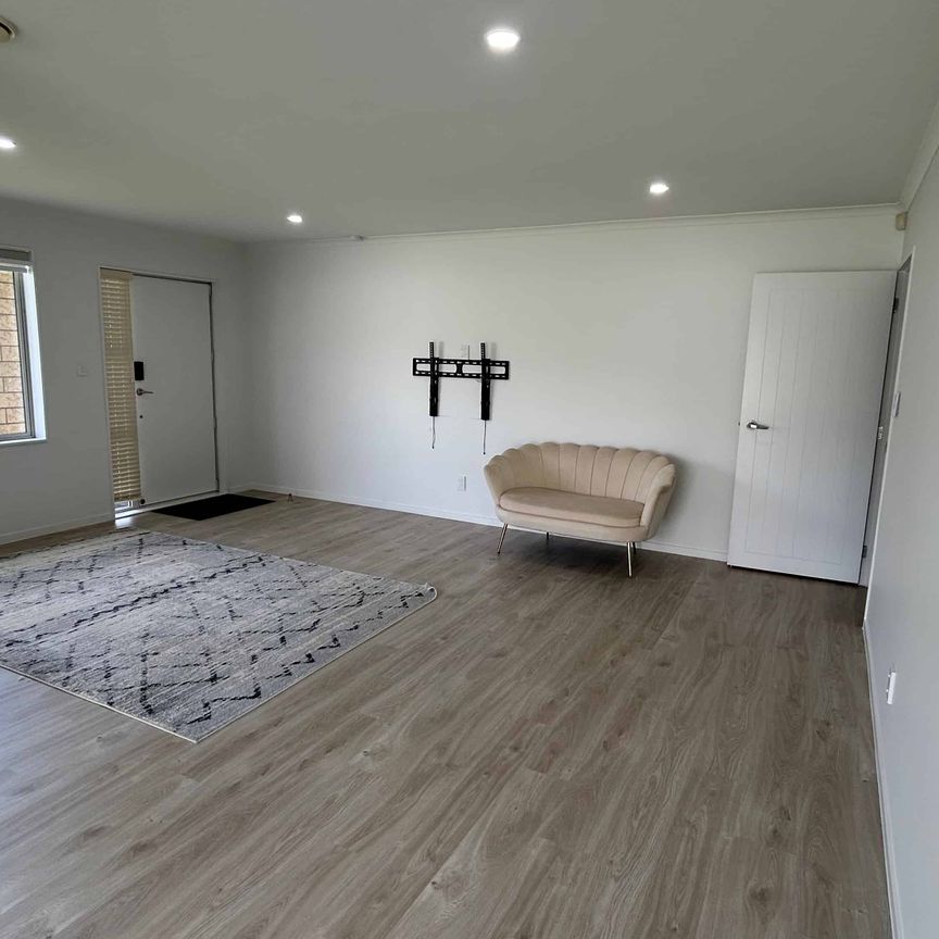 Modern Family Home in Flat Bush - Photo 1