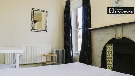 Neat room to rent in 7-bedroom flat in Stoneybatter, Dublin - Photo 3