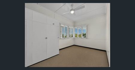 Charming Post-War Home in Quiet Cul-de-Sac - Photo 5