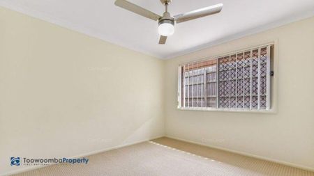 Family living at its finest! Inviting, low maintenance home nestled in quiet pocket of Glenvale! - Photo 4