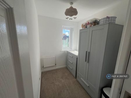 3 bedroom semi-detached house to rent - Photo 5