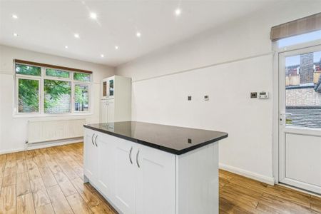 4 bedroom flat to rent - Photo 4