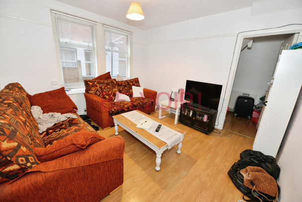 4 bedroom semi-detached house to rent - Photo 1