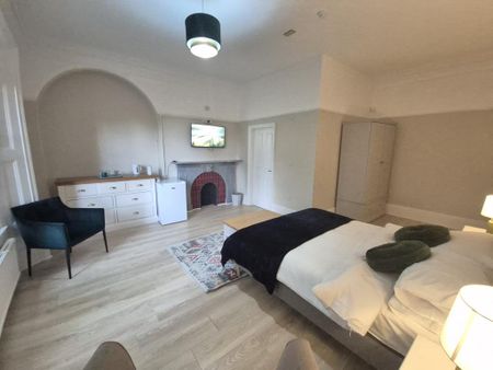 1 bedroom in a flat share to rent - Photo 3