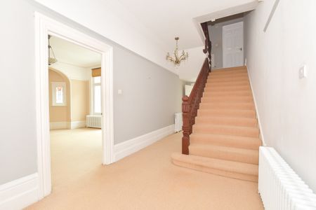 5 bedroom semi-detached house to rent - Photo 2