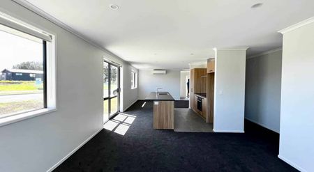 Stylish & Spacious 4 Bedroom — 2 Years old - Photo 2